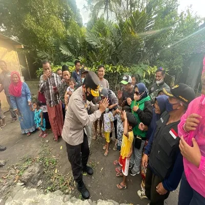 Saat cek lokasi pengungsian di Pronojiwo, Kapolda Jatim sempatkan bercengkrama dengan anak-anak sekitar lereng Semeru