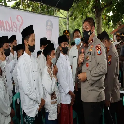 Tinjau Vaksin Serentak di Bangkalan, Wakapolda Jatim Beri Motivasi Warga dan Santri Sukseskan Vaksinasi