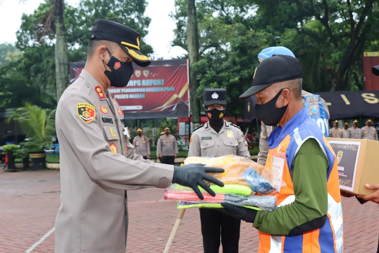 Kapolres Malang Berikan Penghargaan kepada Pak Yit, Penjaga Perlintasan KA Kuncoro