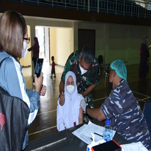 TNI AL SESKOAL MASIH GELAR VAKSINASI DI GOR M. ROMLY SESKOAL ANAK USIA 6-11 TAHUN 2021