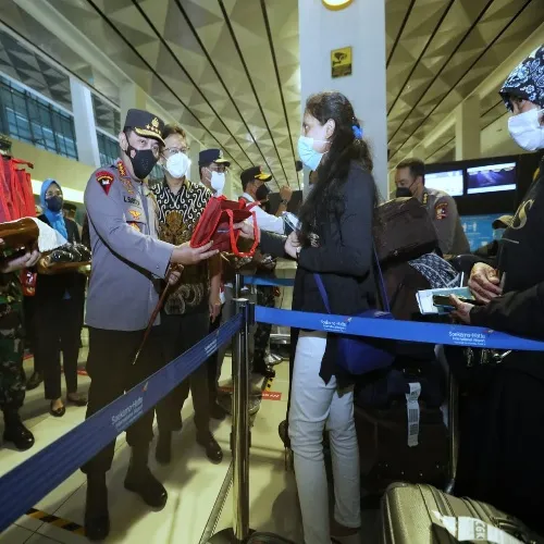 Tinjau Bandara Soetta H-1 Natal, Kapolri Minta Pengawasan Ketat Masa Karantina PPI
