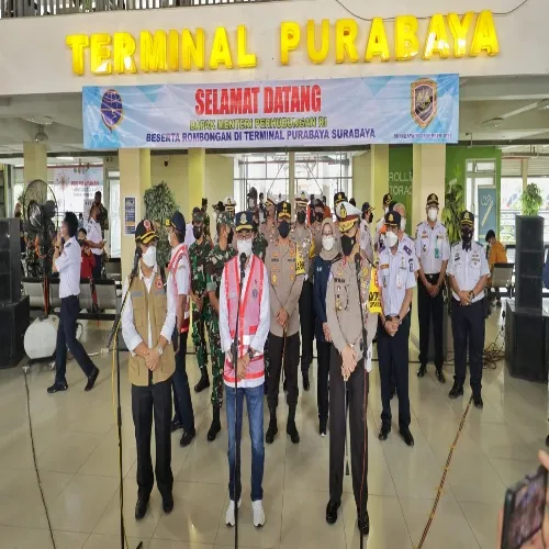 Forkopimda Jatim dampingi Menhub dan Kakorlantas Polri Lakukan Pengecekan Bandara, Tempat Karantina dan Terminal