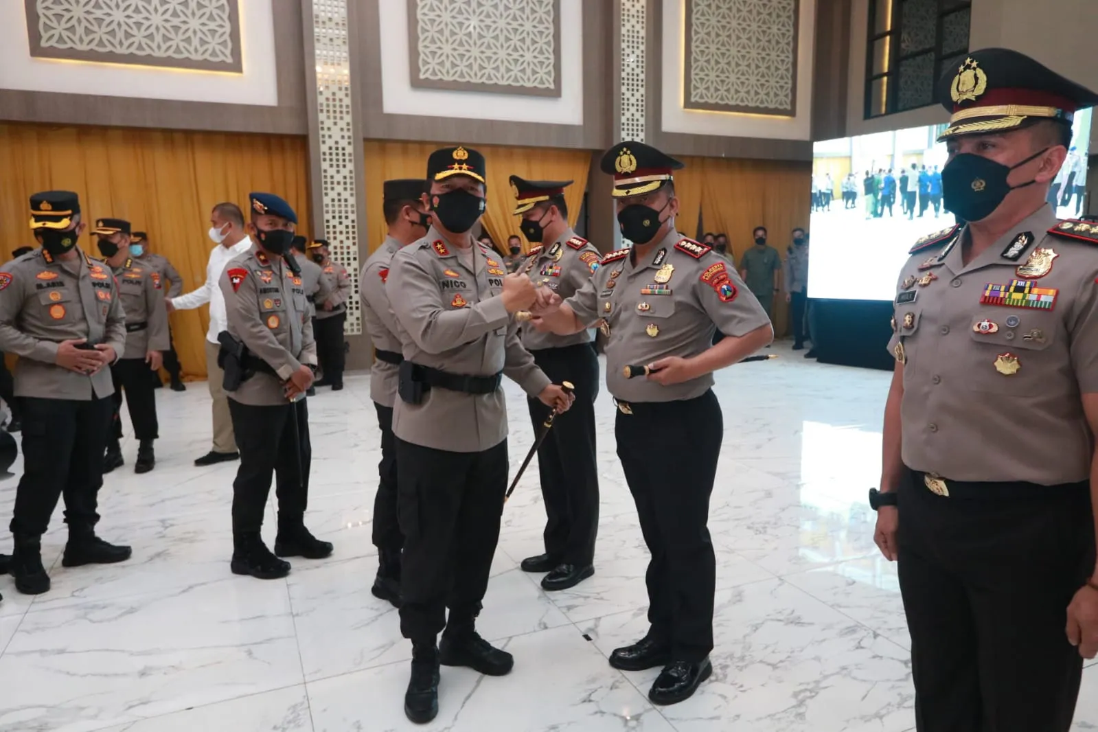 Kapolda Jatim Pimpin Upacara Kenaikan Pangkat 4008 Personel Polda Jatim