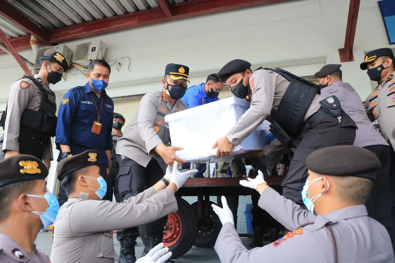 Polda Jatim Antarkan Jenazah PMI Korban Kapal Tenggelam ke Rumah Duka