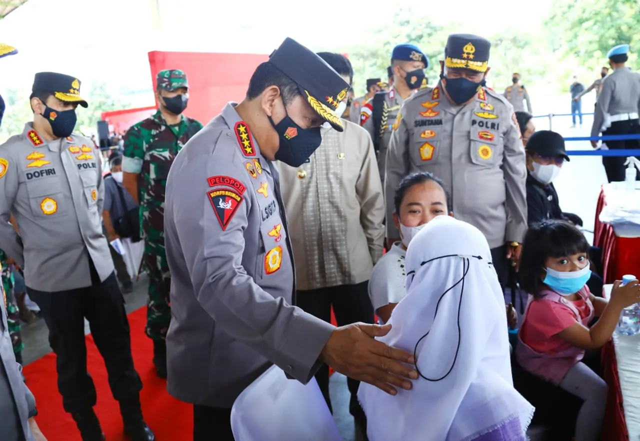 Tinjau Vaksinasi Serentak se-Indonesia, Kapolri Ingatkan Syarat Wajib Laksanakan PTM 100 Persen