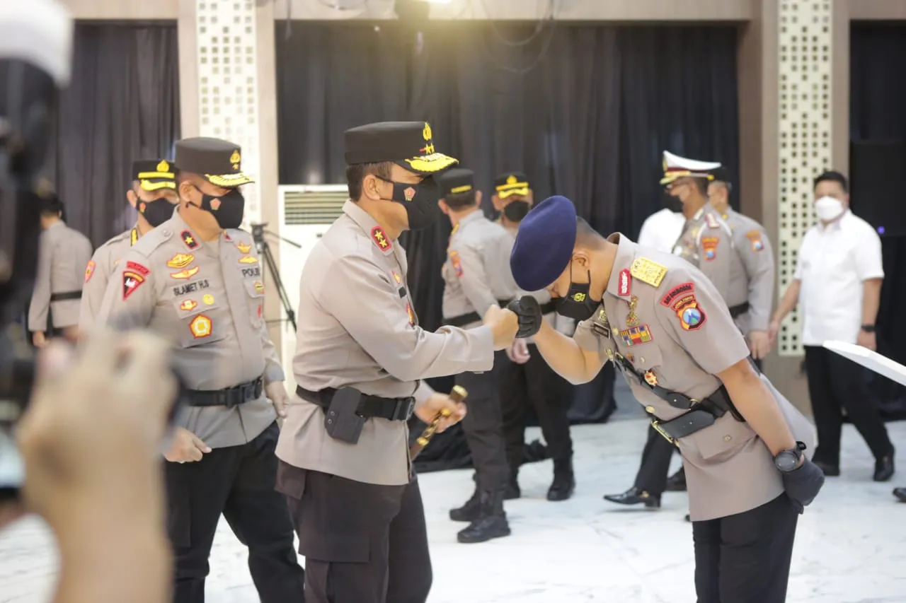 Kapolda Jatim Pimpin Upacara Serah Terima Empat PJU dan Lima Kapolres Jajaran Polda Jatim