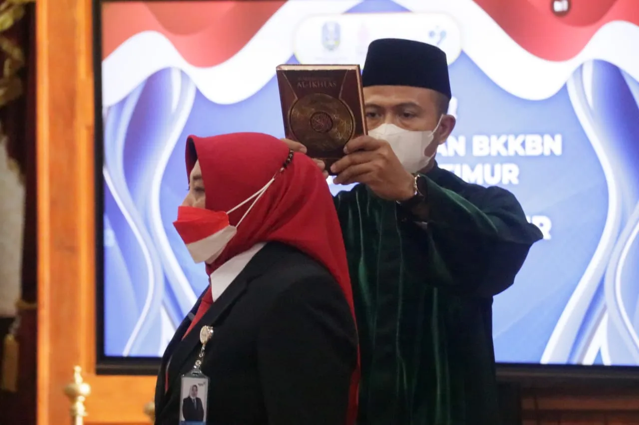 KUKUHKAN KAPER BKKBN JATIM, GUBERNUR KHOFIFAH INGINKAN BKKBN WUJUDKAN KELUARGA BERKUALITAS