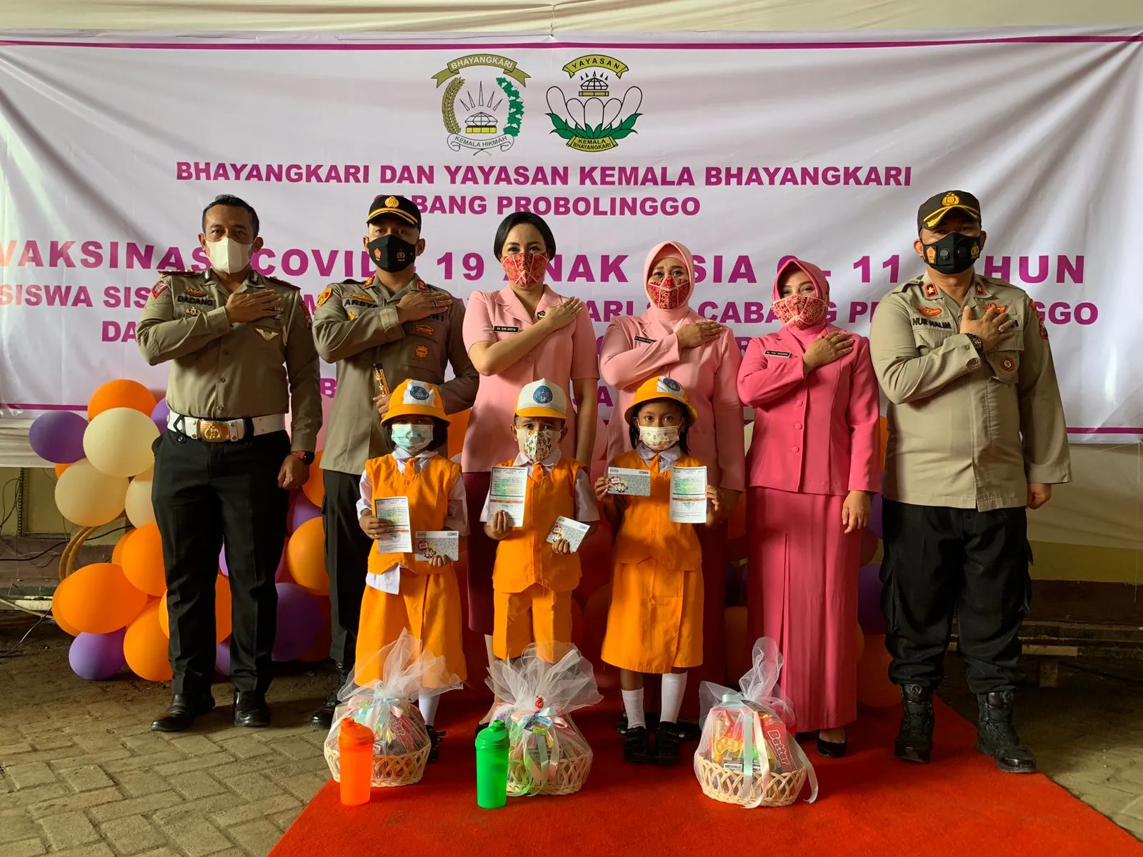 Ajak Minat Anak Vaksin, Polres Probolinggo Datangkan Gatot Kaca dan Badut hingga Arena Bermain