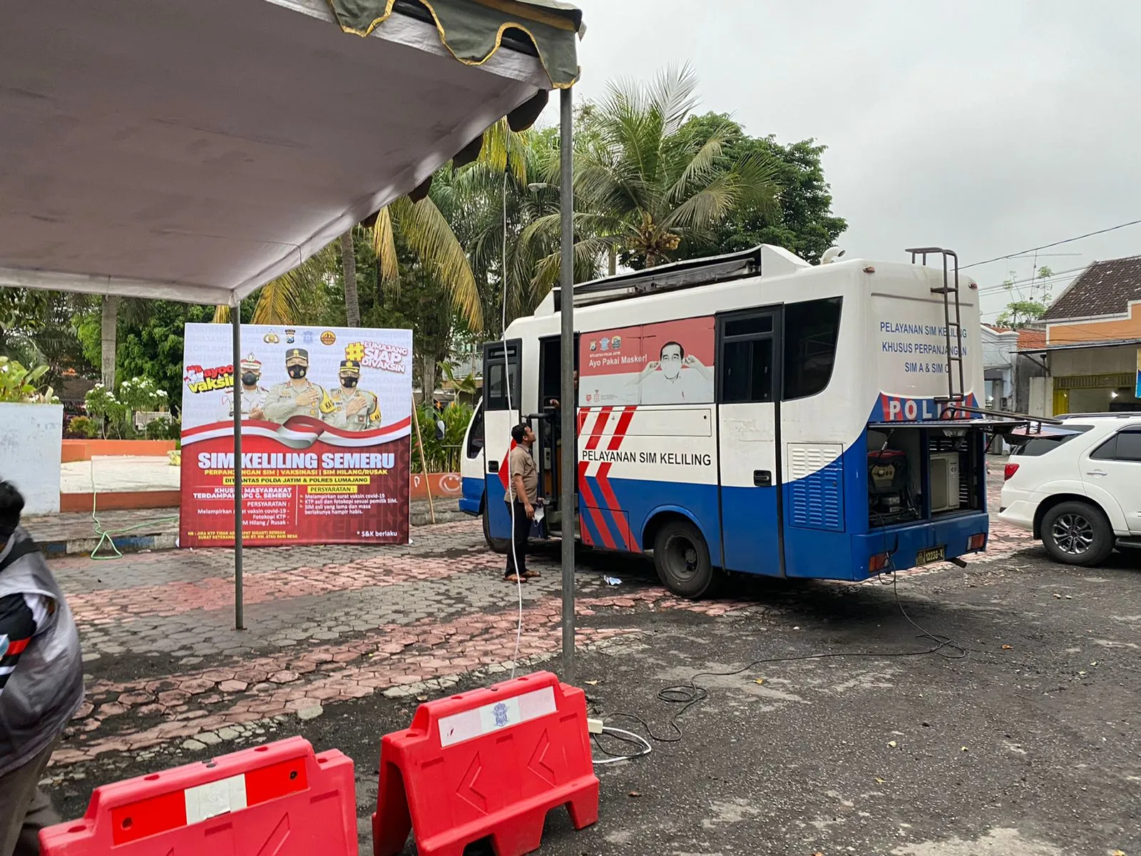 Ditlantas Polda Jatim dan Polres Lumajang Gelar Pelayanan Perpanjangan SIM Gratis dan Vaksinasi Covid-19 bagi Korban Terdampak Erupsi Semeru