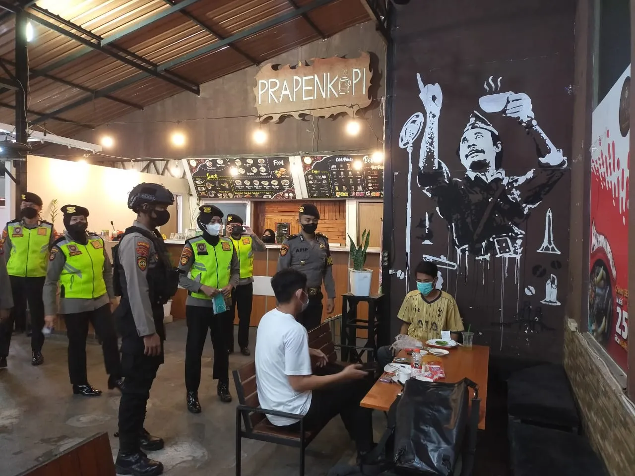 Patroli KRYD Ditsamapta Polda Jatim Sasar Prokes Dibeberapa Cafe dan Warkop di Surabaya