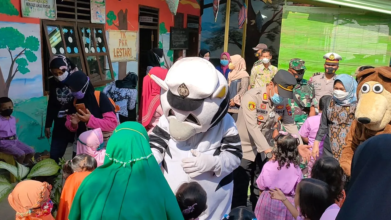 Libatkan Badut, Polres Probolinggo Hibur Anak TK Vaksin