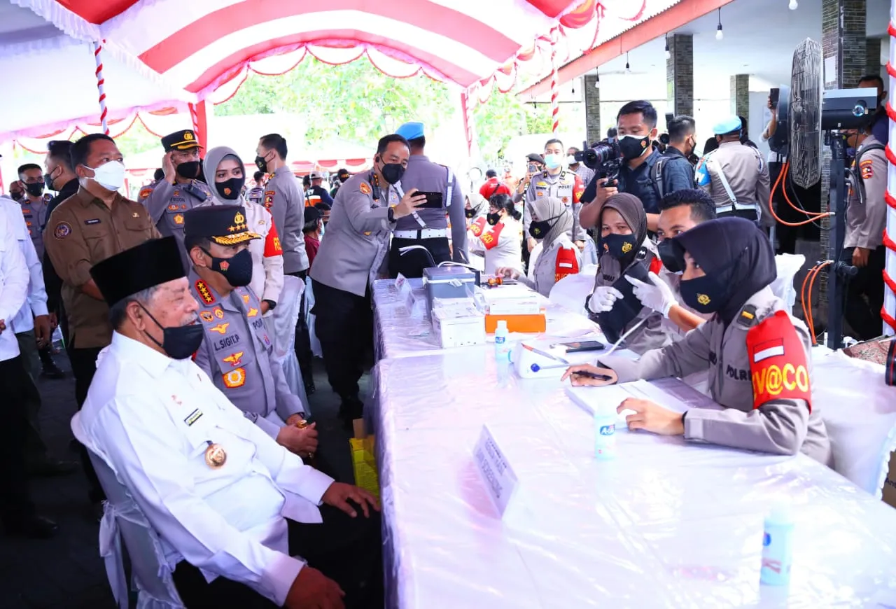 Tinjau Vaksinasi se-Indonesia, Kapolri Saksikan Gubernur Maluku Utara Divaksin