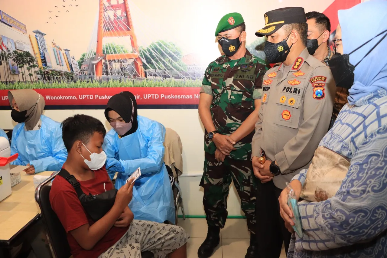 Kapolrestabes Surabaya Tinjau Langsung Pelaksanaan Vaksinasi Anak Usia 6-11 Tahun di Royal Plaza