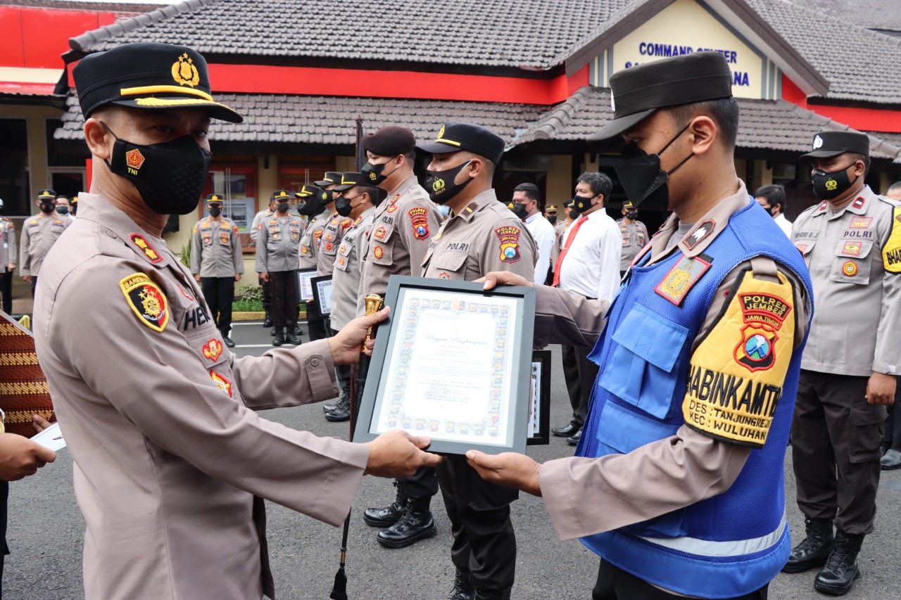 Kapolres Jember Berikan Reward dan Punishment Kepada Anggota Polres dan Polsek Jajaran