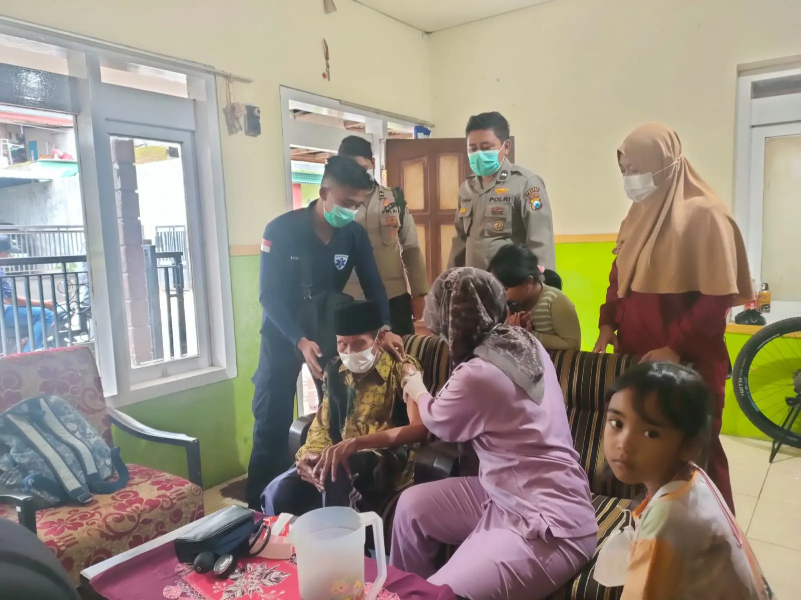 Teman Vaksin" Aksi Kolaborasi Babinsa dan Bhabinkamtibmas Desa Sumberejo Redam Covid-19