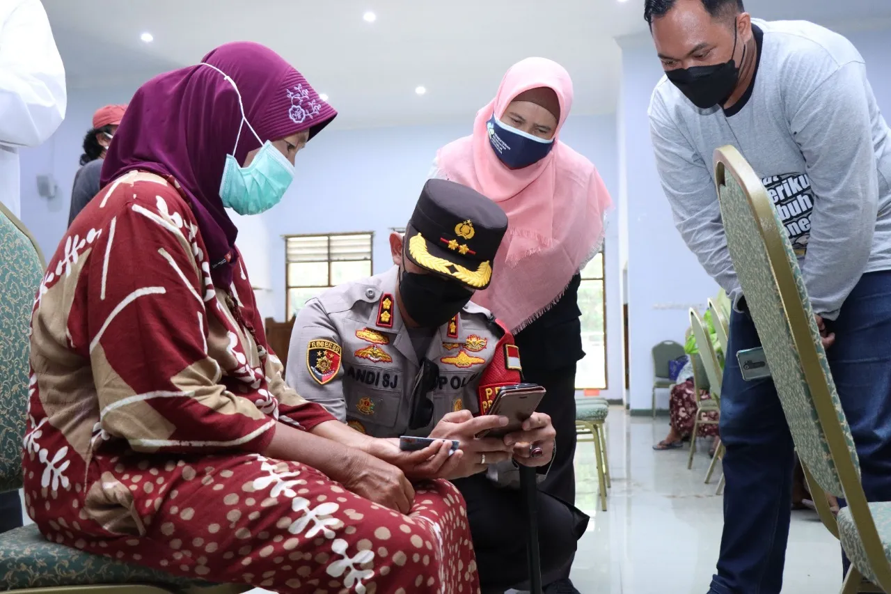 HUMANIS, AKBP ANDI SINJAYA JELASKAN APLIKASI PEDULI LINDUNGI KEPADA PESERTA VAKSINASI