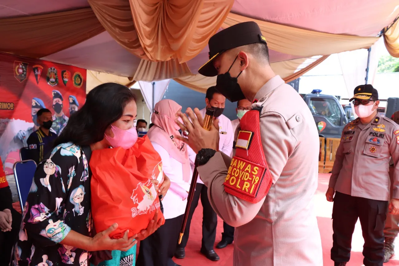 AKBP ANDI SINJAYA BERSAMA FORKOPIMDA DAMPINGI TIM LEMDIKLAT POLRI GELAR BAKSOS VAKSINASI DI PASIR PUTIH SITUBONDO