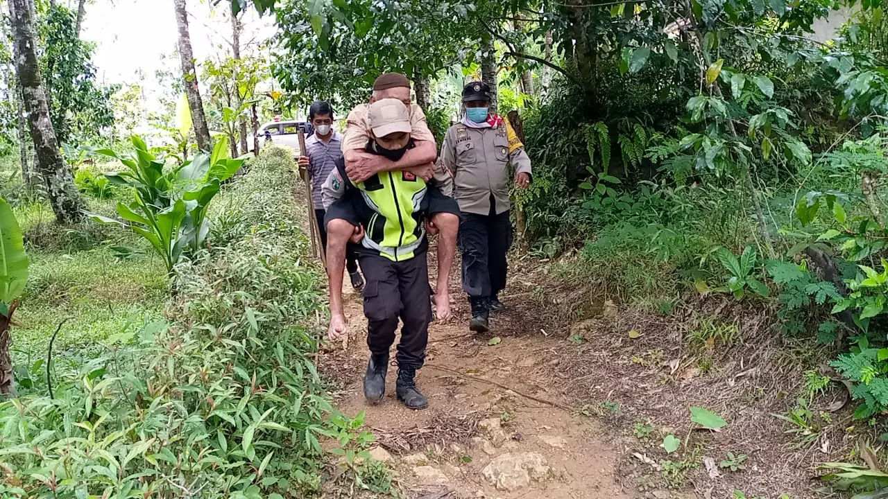 Gelar Vaksinasi Lansia Door To Door Pasukan Langit Pacitan Terbas Jalan Licin