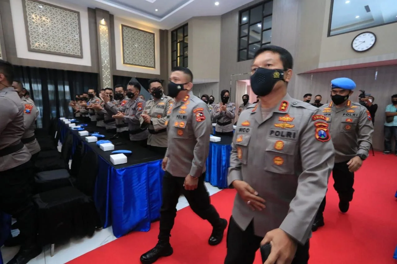 Kunker ke Polda Jatim, Kadiv Propam Polri Irjen Ferdy Sambo beri penghargaan kepada anggota Bidpropam dengan kinerja terbaik