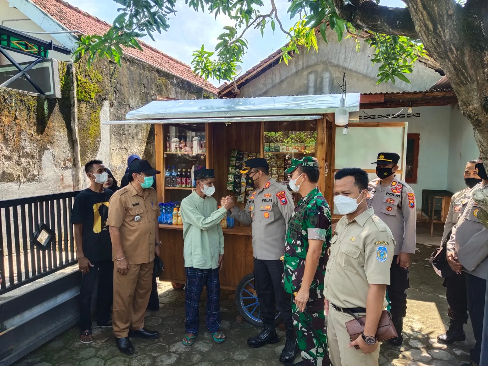 Kapolres Nganjuk Beri Bantuan Usaha untuk Mantan Pasien ODGJ