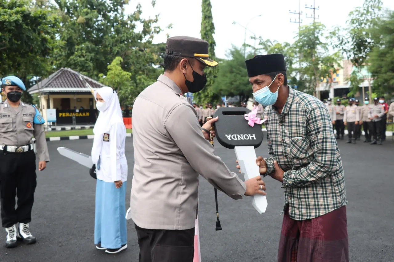 AKBP Arman S.IK, M.Si Serahkan 3 Sepeda Motor Pemenang Undian Doorprize Vaksinasi Serentak di Polres Sampang