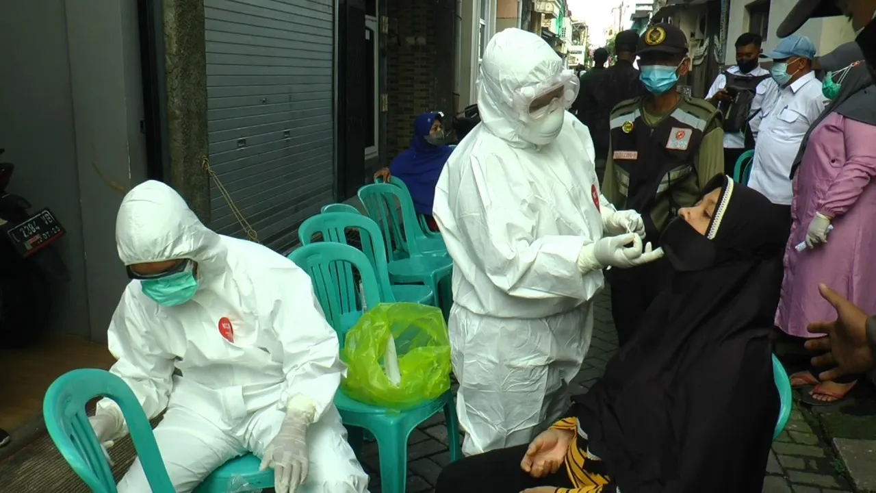 Satgas Covid-19 Kota Surabaya Gelar Swab Hunter Diperkampungan