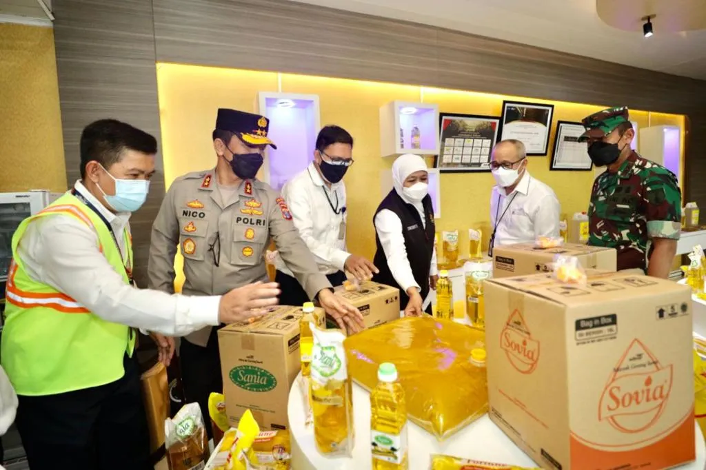Gubernur Jawa Timur Bersama Forkopimda Jatim Mengecek Produsen Minyak Goreng