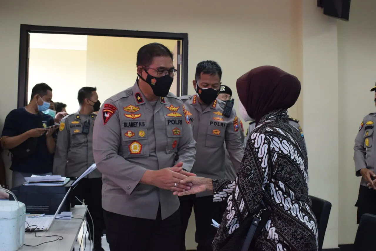 Wakapolda Jatim Tinjau Vaksinasi Lansia di Polresta Sidoarjo