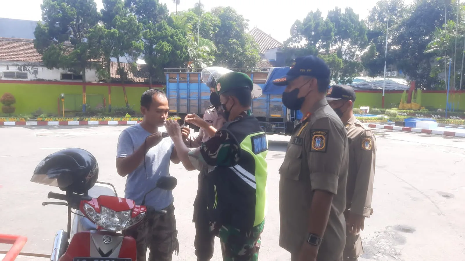 Ajak Masyarakat Taati Prokes, Tim Gabungan Pamor Keris Polres Blitar Kota Gencarkan Patroli