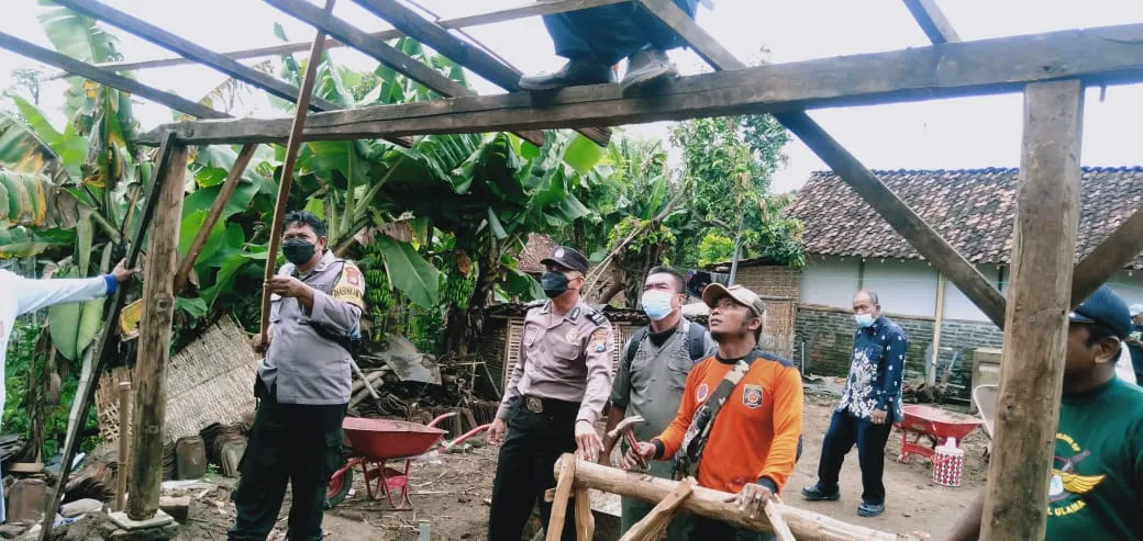 Kapolsek di Nganjuk Bantu Bangun Kembali Rumah Nenek Painem yang Roboh Akibat Hujan Angin