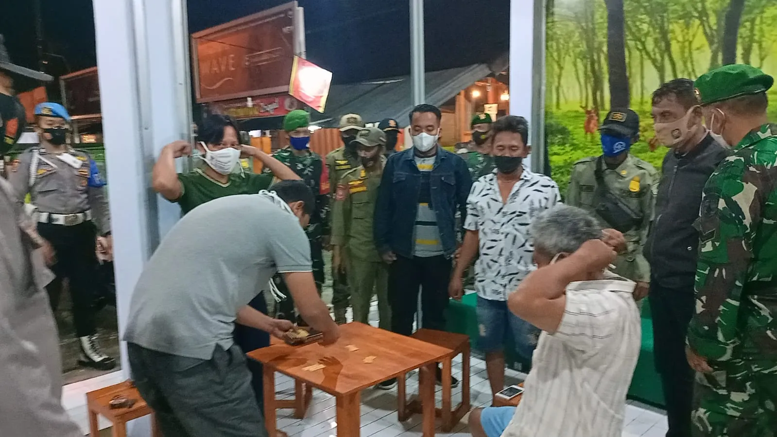 Polres Pamekasan Gencar Operasi Prokes ke Cafe dan Pertokoan, Tekan Penyebaran Covid-19