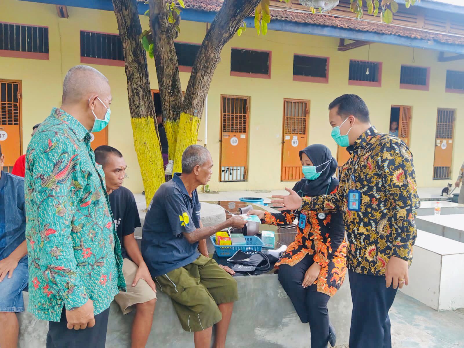Lapas Pamekasan Bagikan Masker Kakanwil : Antisipasi Omnicron
