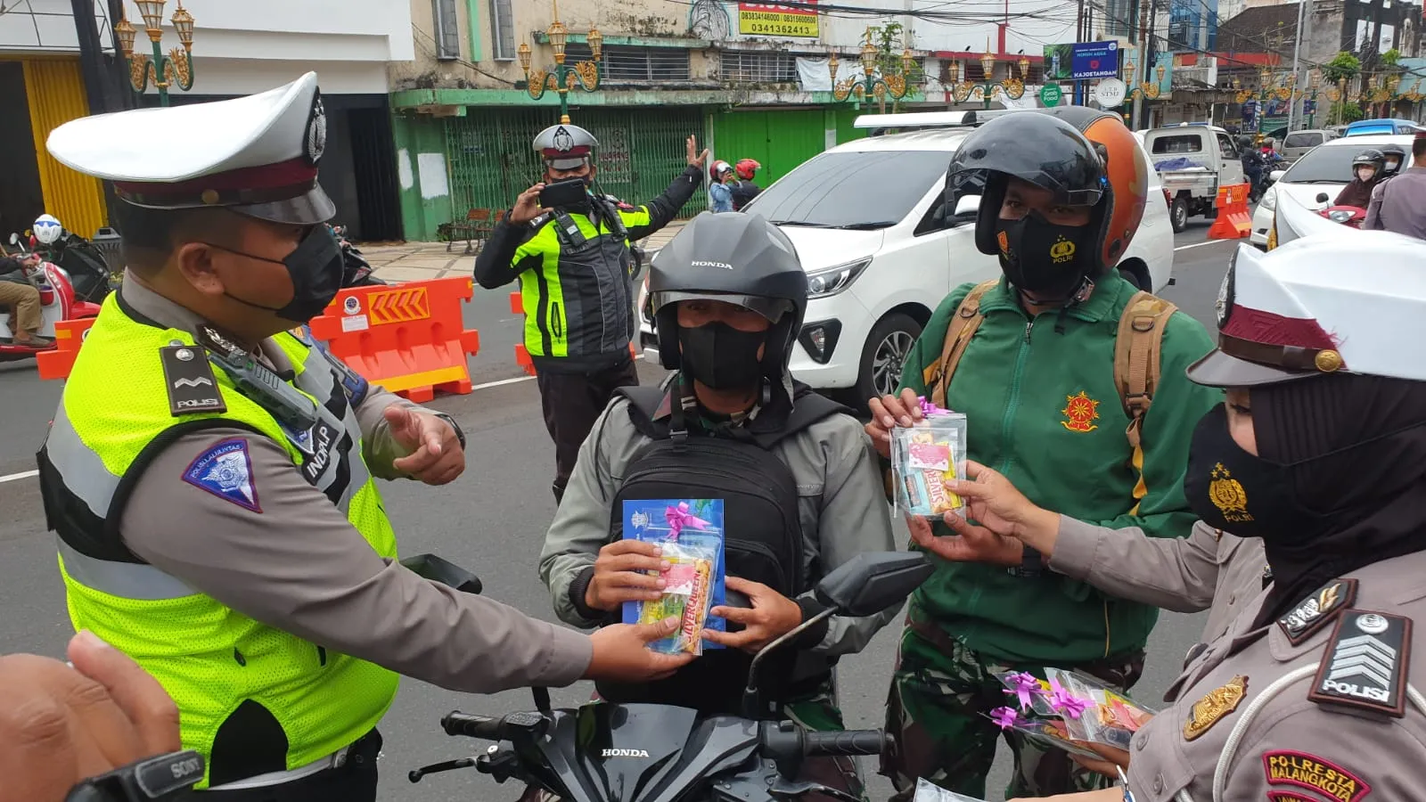 Polresta Makota Kampanyekan Prokes dan Disiplin Lalu-lintas pada Valentine Day