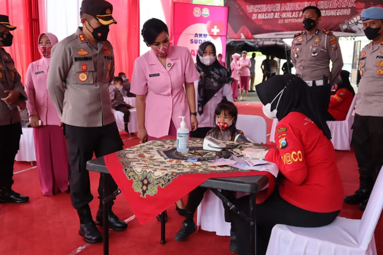 Kejar Herd Immunity, Polres Bojonegoro bersama Yayasan Kemala Bhayangkari Cabang Bojonegoro Gelar Vaksinasi Anak