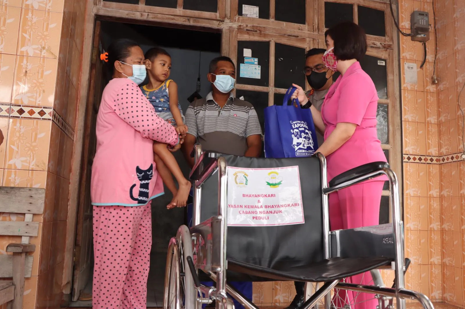 Polisi Peduli, Penyandang Disabilitas Terima Bantuan Kursi Roda dari Kapolres dan Ketua Bhayangkari Cabang Nganjuk