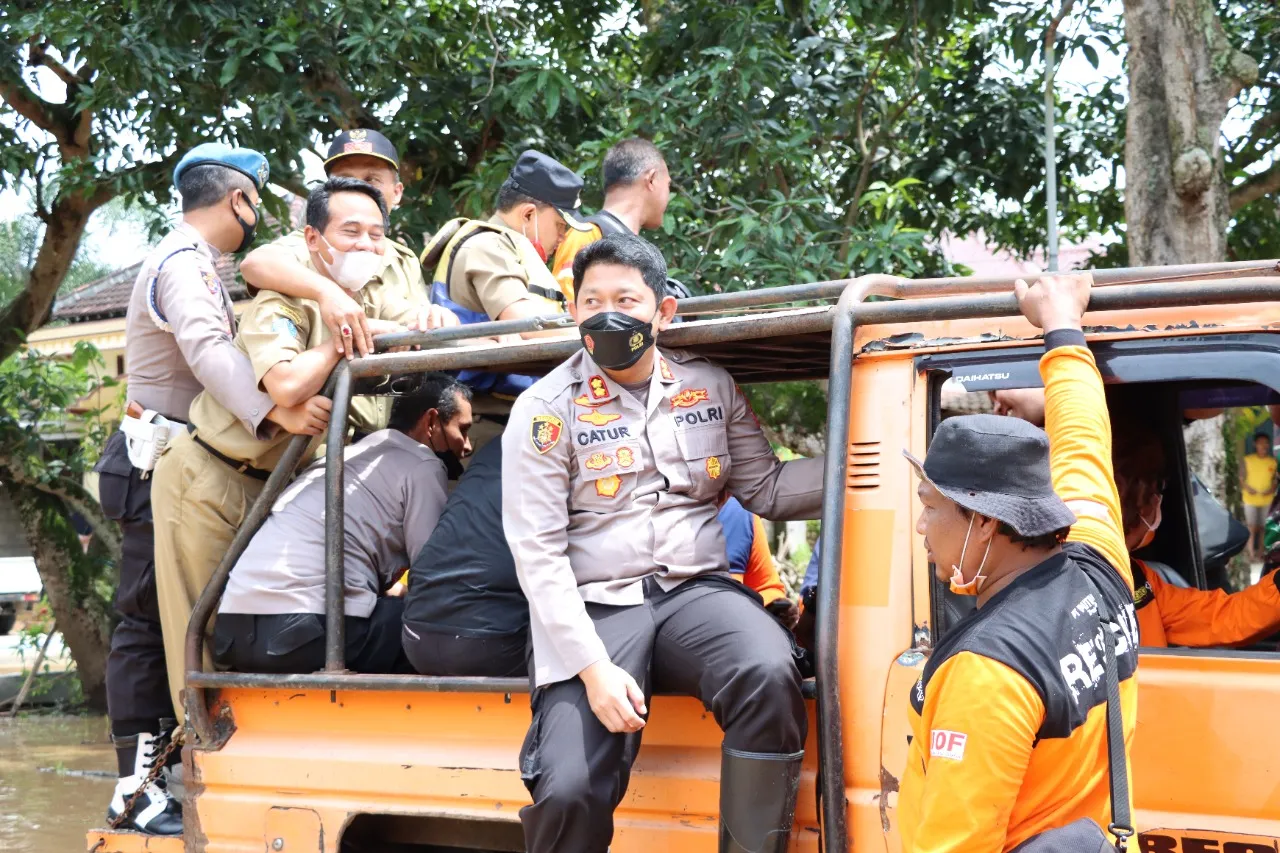 Polres Ponorogo Bantu Evakuasi Korban Bencana Banjir Di Ngasinan Jetis