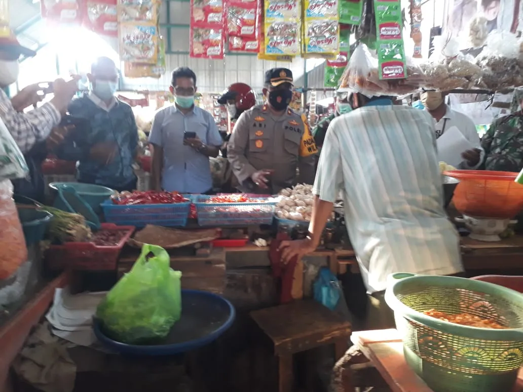 Kapolsek Semampir Gelar Pengawasan Dalam rangka Operasi Pasar antisipasi kelangkaan serta kenaikan harga sembako dan dampak kenaikan BBM, di wilayah Semampir Ko