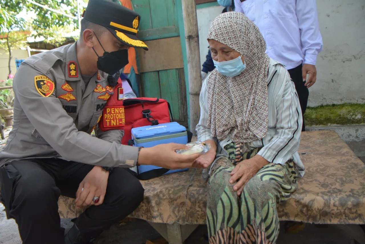 KAPOLRES SITUBONDO AKBP ANDI SINJAYA DOOR TO DOOR EDUKASI LANSIA UNTUK DIVAKSIN