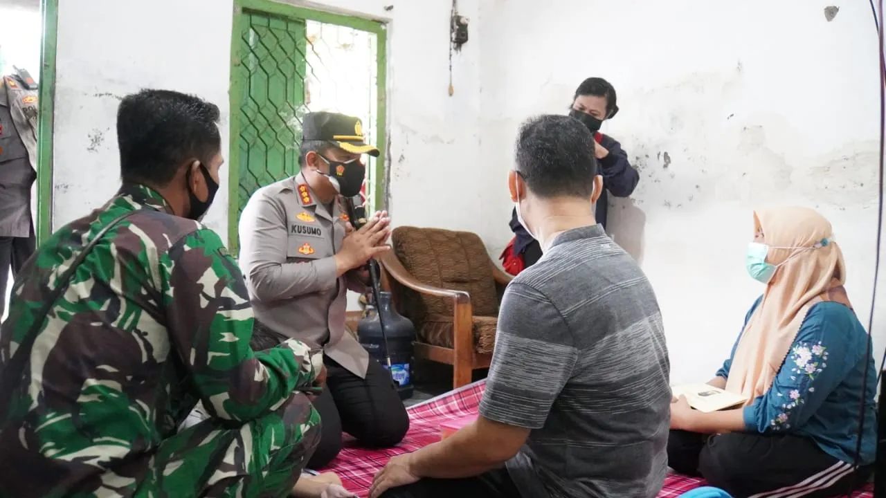 Kapolresta Sidoarjo Besuk Bocah Gastroschisis di Tanggulangin