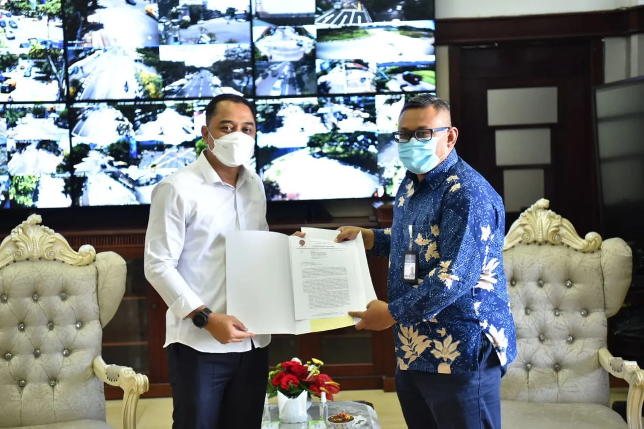 Walikota Surabaya Apresiasi kepada KPPU Saat Menerima Surat Saran KPPU yang diserahkan langsung oleh Kepala Kanwil IV KPPU