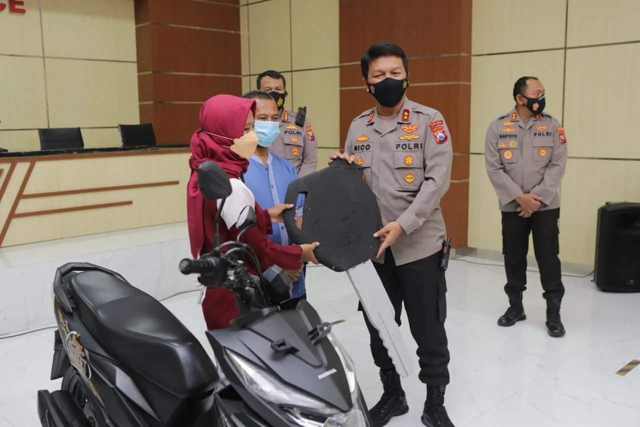 Kapolda Jawa Timur Kembalikan Motor Milik Korban Pencurian Ojek Online