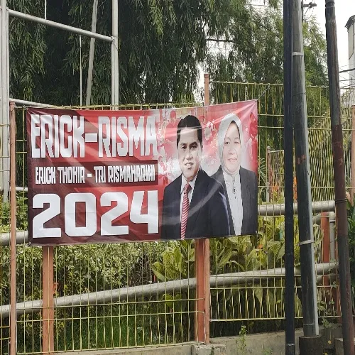 Spanduk Erick Tohir dan Risma Bertebaran Surabaya