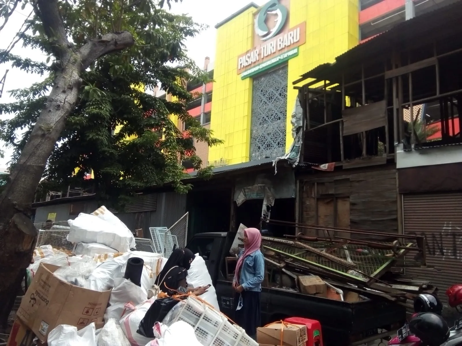 Tempat Penampungan Sementara Pedagang Pasar Turi Di Bongkar