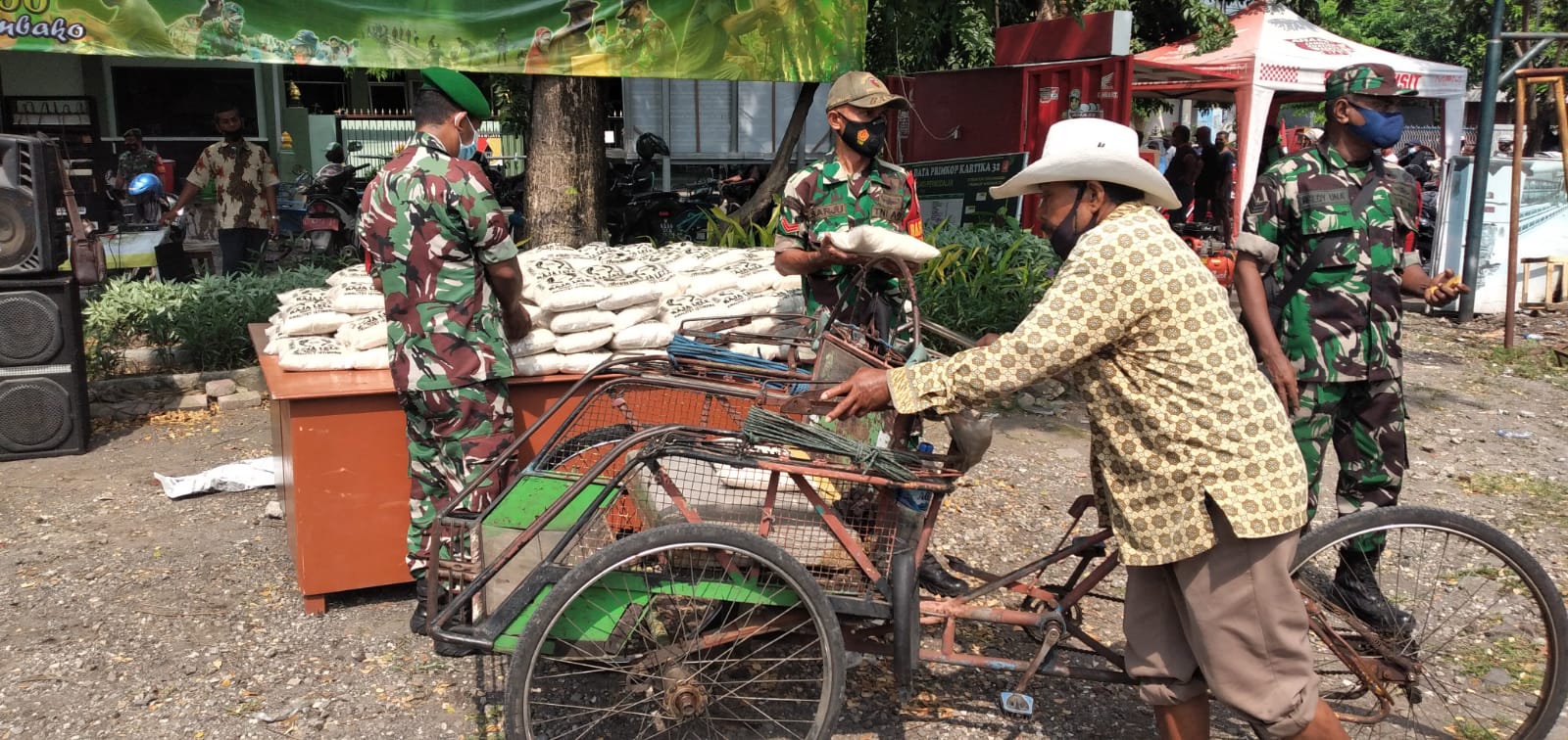 Kodim Surabaya Selatan Bagikan Sembako Kepada Tukang Becak