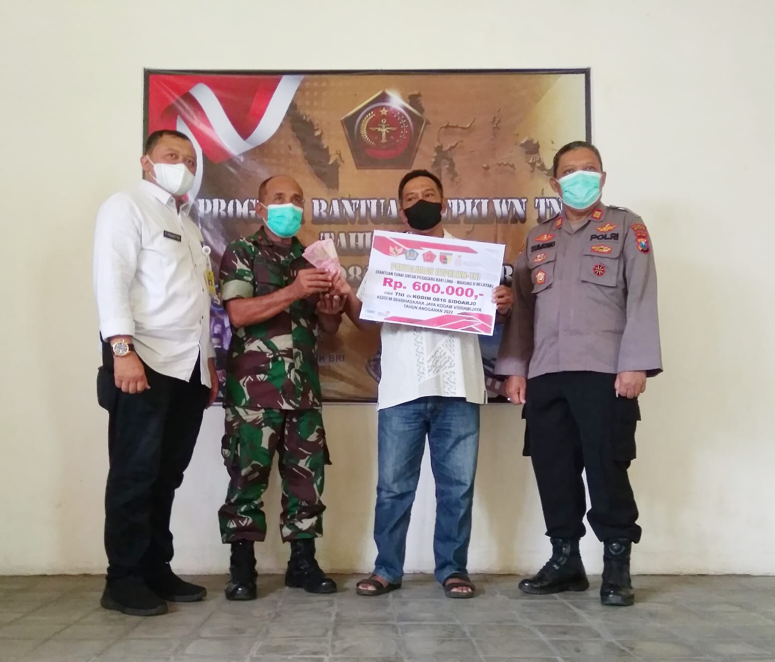Koramil 0816/12 Prambon Bagikan Bantuan BTPKLWN-TNI TA 2022
