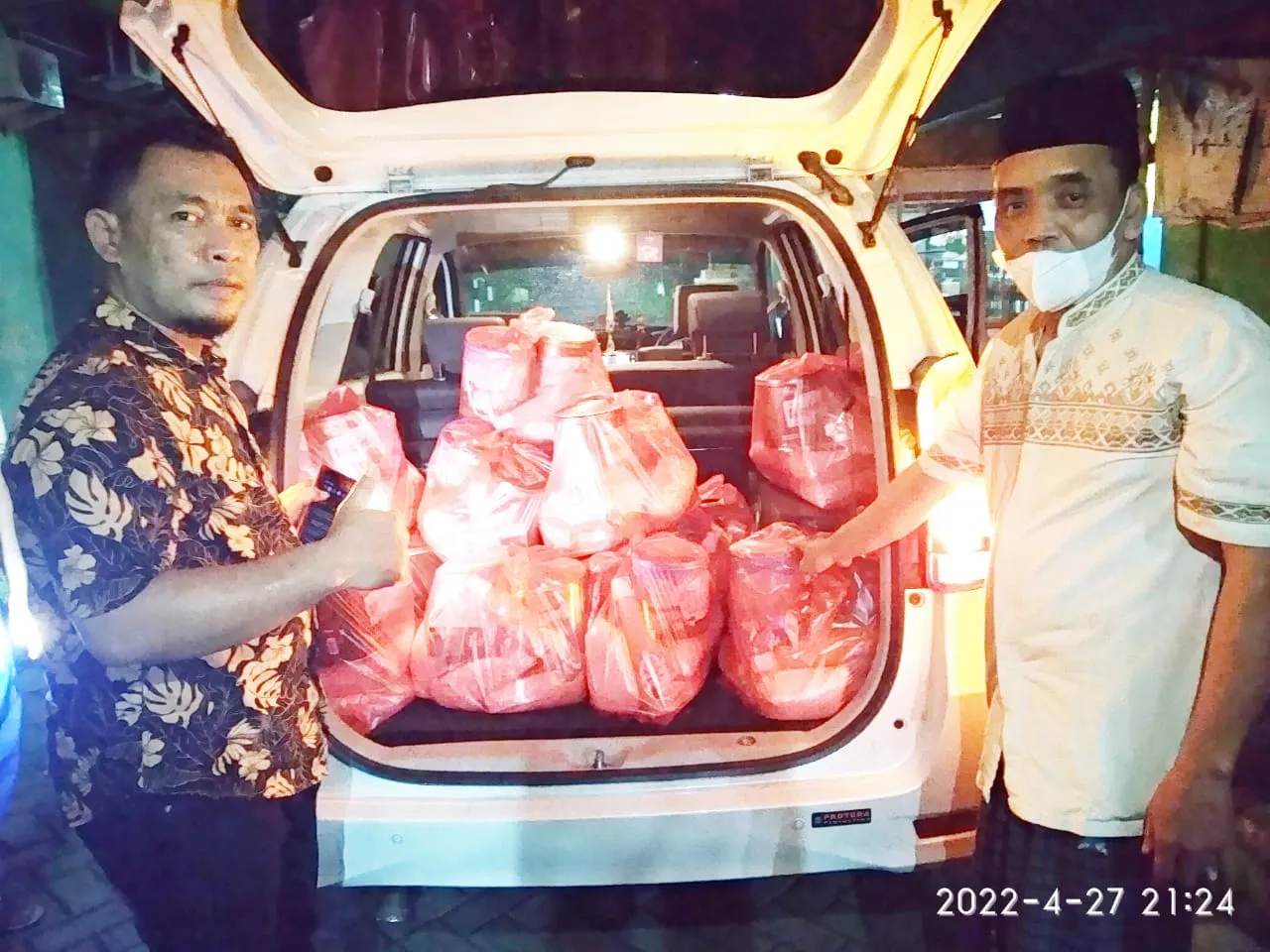 Warga RT 57 RW 9 Perumtas 3 Grabagan Tulangan Bagikan Sembako Jelang Lebaran