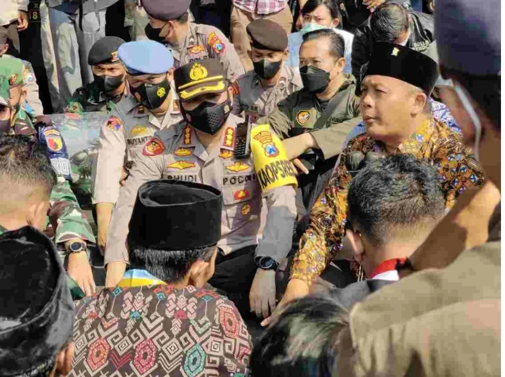 Kapolresta Malang Kota, Ketua DPRD,dan Dandim Duduk Lesehan Bersama Pengunjuk Rasa
