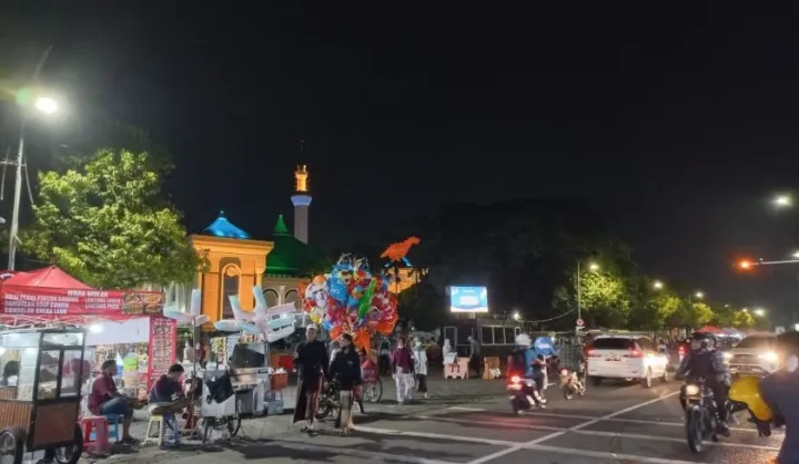 DPRD Kota Surabaya Menerima Keluhan Tentang PKL di Masjid Al Akbar