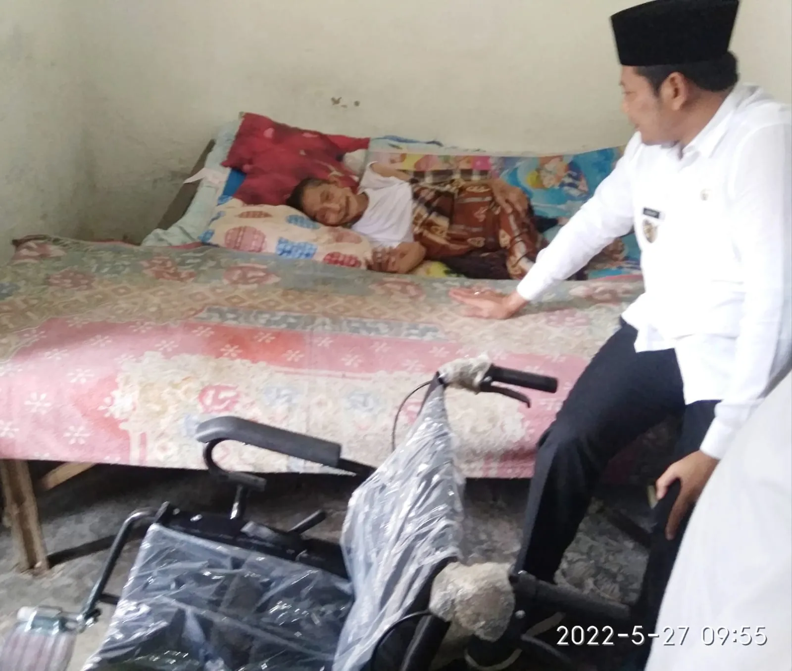 Wabup Subandi  Beri Bantuan Kursi Roda Kepada kakek Renta Lumpuh 75 Tahun