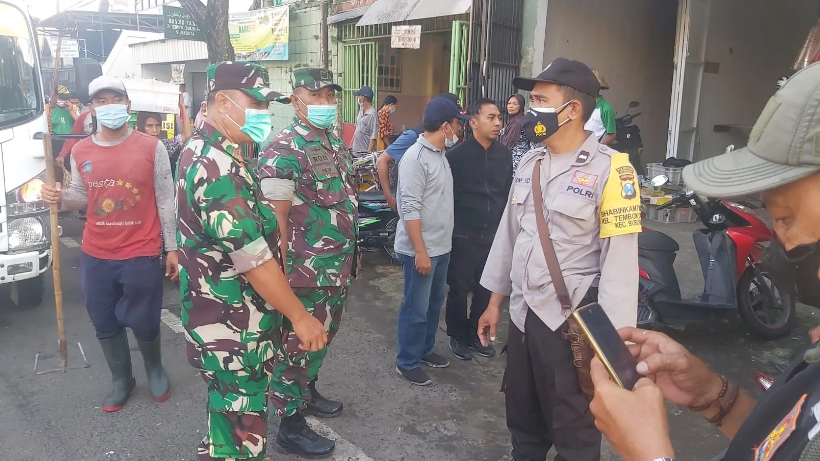 Babinsa Koramil Bubutan Bersama Tiga Pilar Lakukan Penertiban PKL dan Bangli